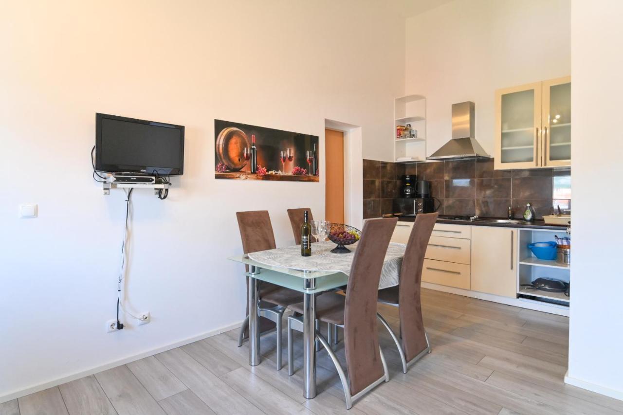 Apartments Basic Sveti Anton 88 Малинська Екстер'єр фото